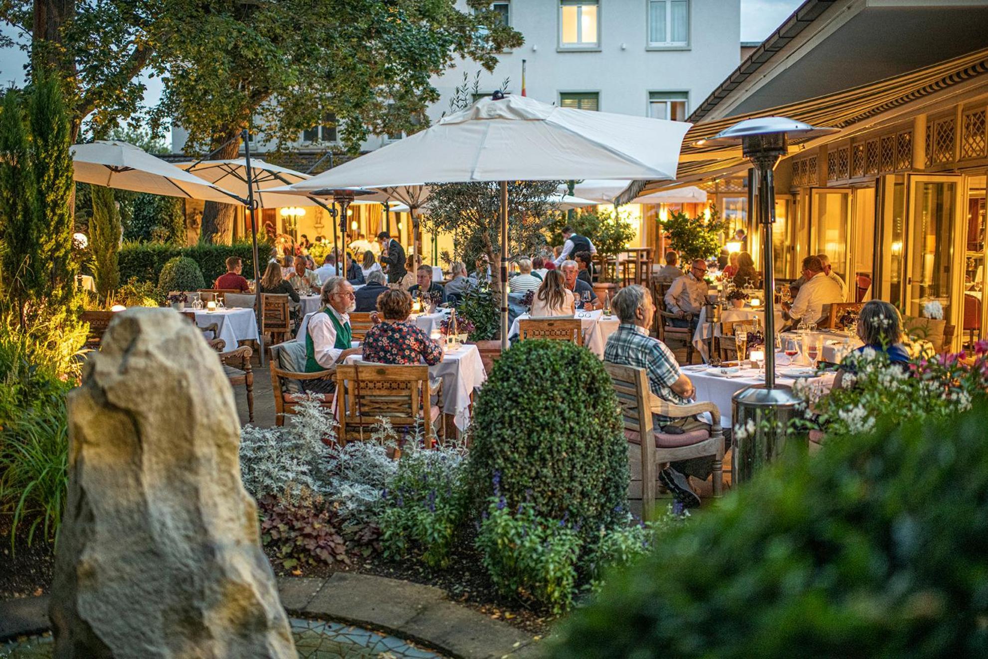 Hotel-Restaurant Erbprinz Ettlingen Exterior foto The restaurant's garden