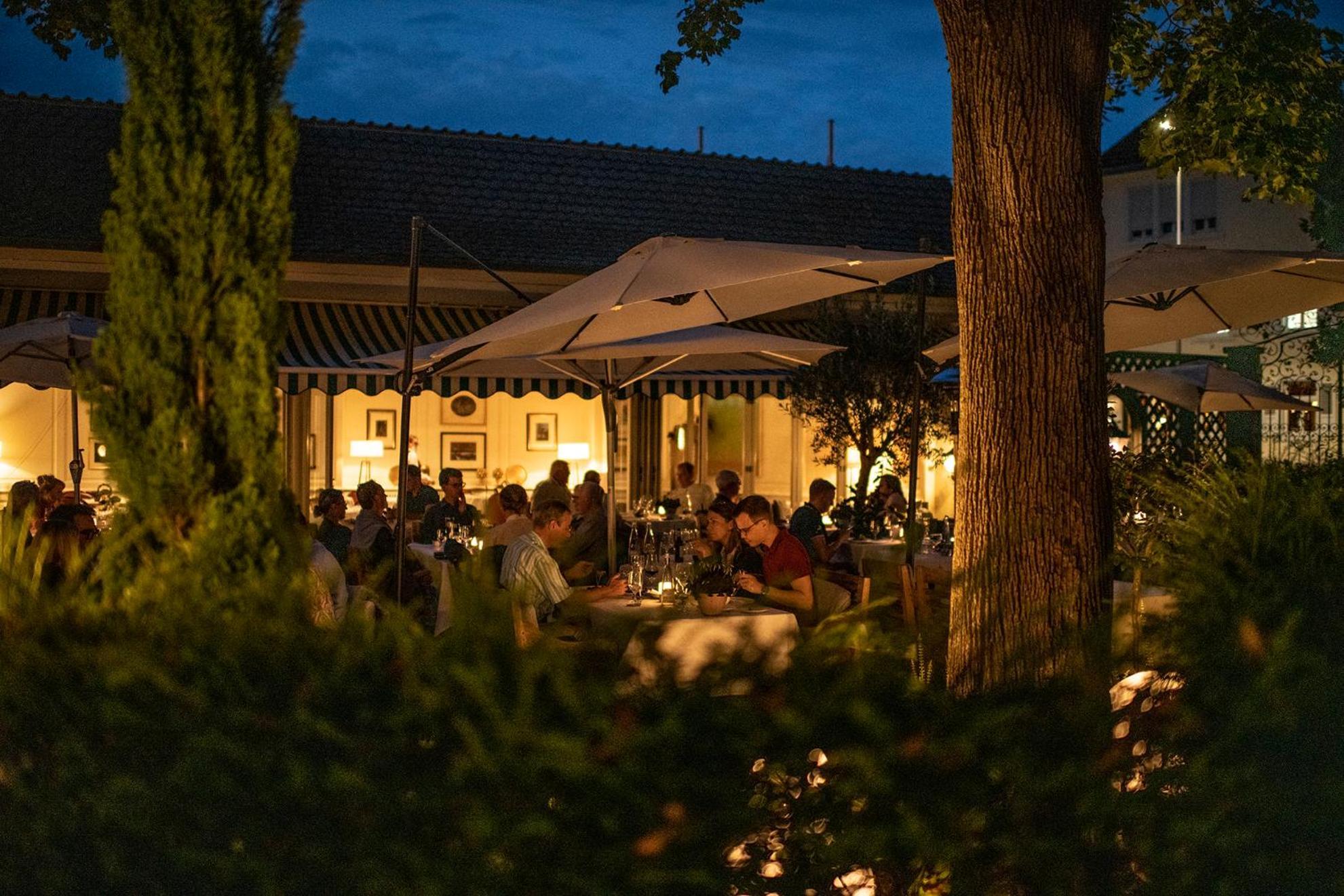 Hotel-Restaurant Erbprinz Ettlingen Exterior foto The restaurant at night